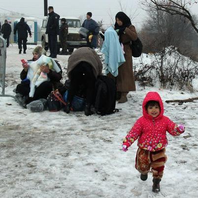 Migrants continue journey despite snow in Serbia
